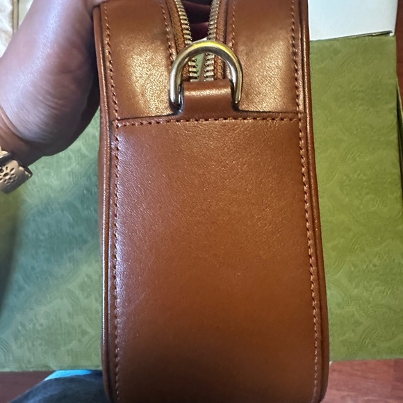 Gucci crossbody! Like new, the box isn’t in the best shape as it endure a flight - Picture 4 of 11